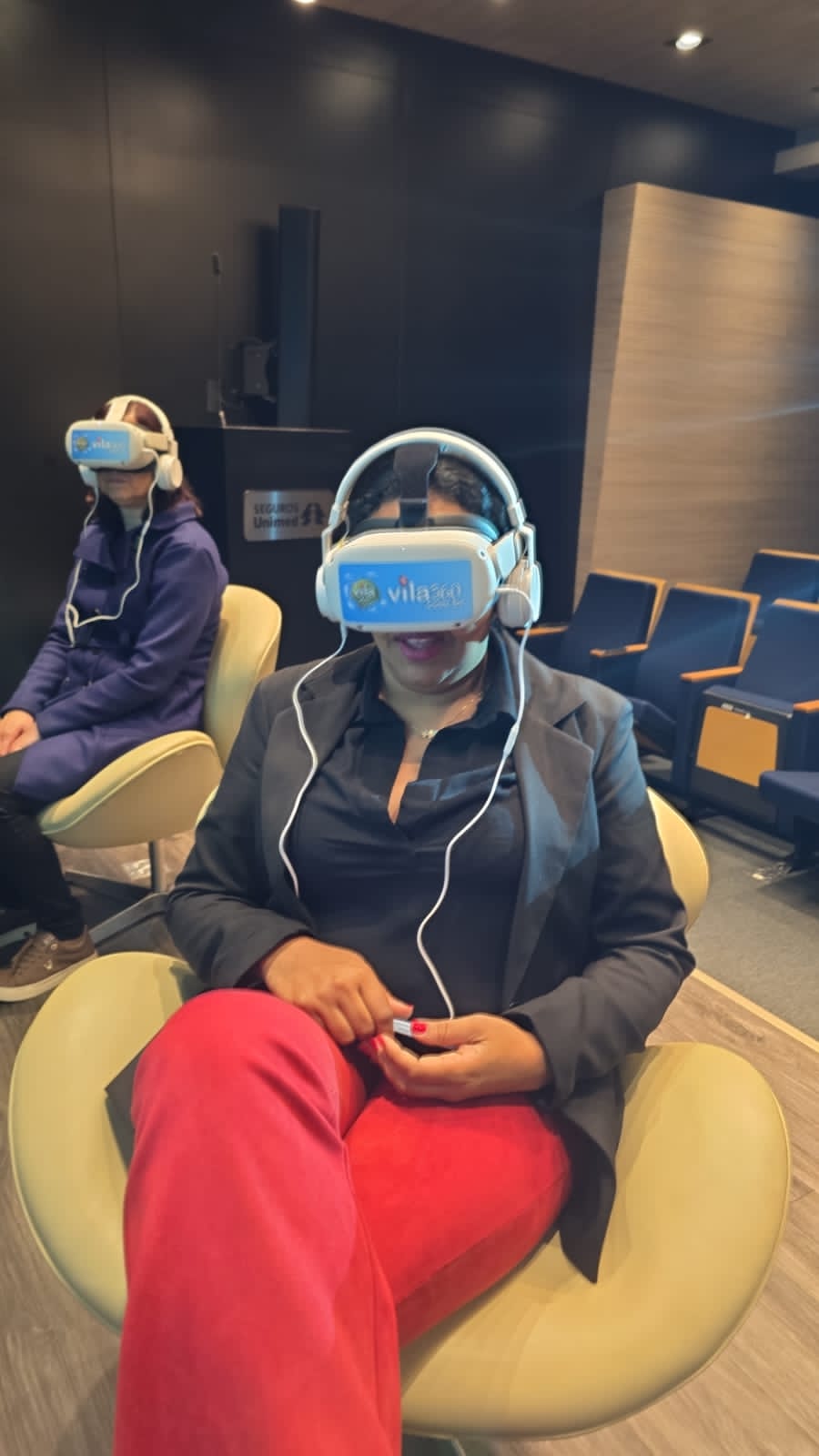 Participantes utilizando óculos de realidade virtual da Vila 360 em um auditório